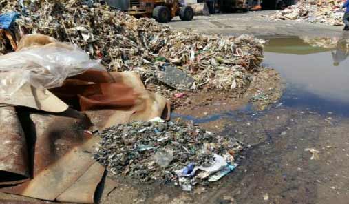 사업장 일반폐기물폐합성수지류을 사업장 임의의 장소에 불법 야적하고 있는 장면우천시 침출수 유출 우려 