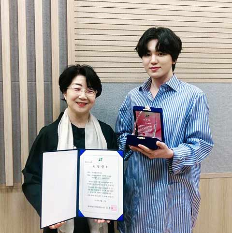 왼쪽부터 강남식 농어촌청소년육성재단 사무총장과 아이돌이 만난 문학에 참여한 인피니트 이성종 씨가 기념사진을 찍고 있다