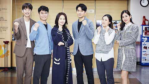2019 아름다운 소통 10 출연진들이 기념사진을 찍고 있다