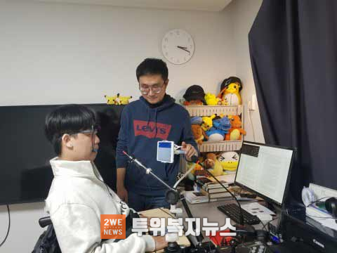 지원 받은 안경 마우스머리의 움직임과 입으로 클릭하여 컴퓨터를 사용할 수 있는 대체 마우스를 시연해보는 이한결 학생