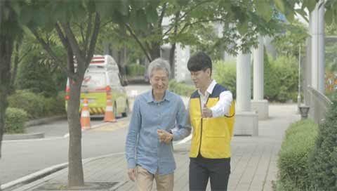 거동 불편한 시민에게 돌봄SOS센터 서비스 연계기관을 통해 병원이동지원 서비스가 제공되고 있다