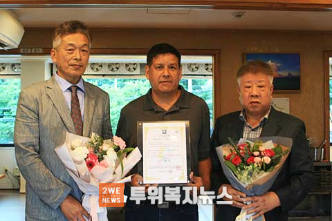왼쪽부터 대한민국 장애인지원봉사유공자선정위원회 장희춘 위원장 주한미군 제51 토목기사단 관리자 빅터Victor M Tores 한국장애인복지사업회 허룡 회장