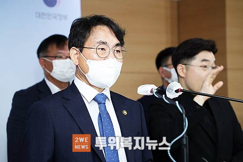 이재영 차관이 8일 오전 서울시 종로구 세종대로 정부서울청사 3층 합동브리핑실에서 보건복지부질병관리청 하부조직 개편 내용을 발표하고 있다