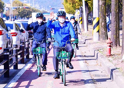 이용섭 광주광역시장이 27일 오후 광산구 평동역에서 열린 제19회 현장 경청의 날 행사에 참석하기 위해 김삼호 광산구청장 및 시민권익위원 등과 월전공원에서 평동역까지 자전거를 타고 이동하고 있다광주광역시 제공