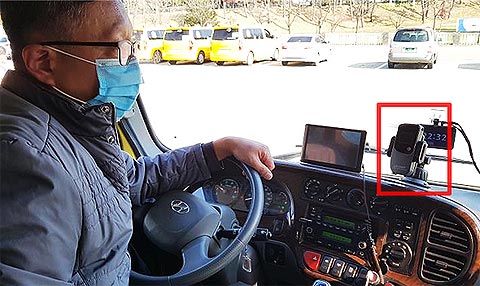 어린이 통학버스 차량 내 음주측정기 알콜체커 설치 모습