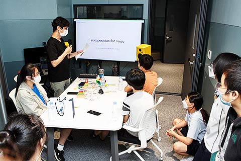 청소년들이 직접 만든 아침부터 저녁까지 하루 일상이 담긴 곡을 예술가가 시연하고 있다