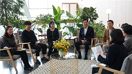 난임시술 성공 부부 등 난임 당사자 난임 치료 전문가 등과 대화를 나누는 오세훈 시장