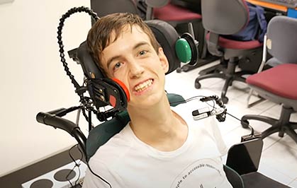 스위치를 통해 게임을 하고 있는 해외유투버의 모습 httpswwwallaccesslifeorg