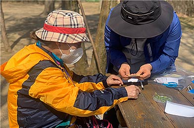 봄 꽃다지로 나만의 이름표 만들기에 집중하신 어르신