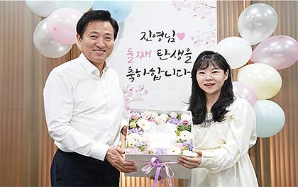 출산을 앞둔 서울시 직원을 축하하는 오세훈 시장