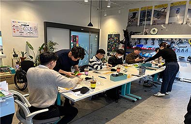 지역보조기기센터 직원 대상 전동휠체어 후방 카메라 제작 모습