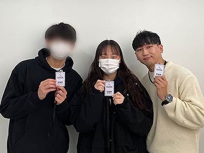 가운데 왼쪽부터 인턴십프로젝트에 참여한 신유나씨와 현장배움터 디디다 김건호 대표
