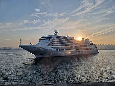 입항한 실버뮤즈호