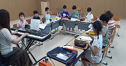 게임과몰입 아동청소년들이 게임과몰입 문화예술음악 프로그램에 참여하고 있다 게임문화재단