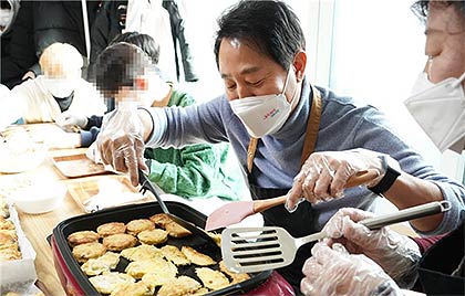 오세훈 서울시장이 만 18세가 되어 보육원을 떠나 홀로서기를 해야 하는 자립준비청년들이 새로 시작하는 삶을 건강하게 살아낼 수 있도록 따뜻한 밥 한끼를 나누는 공간인 밥집알로를 찾아 함께 음식을 만들고 점심을 하고 있다 