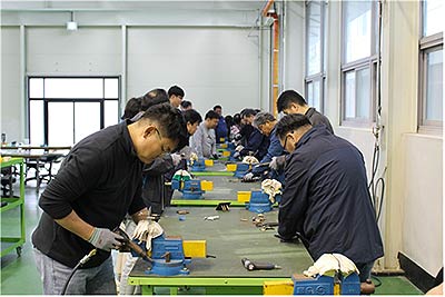 항공기 기체 제작 신중년 교육생들이 항공기 기체 조립리벳 실습을 하고 있다