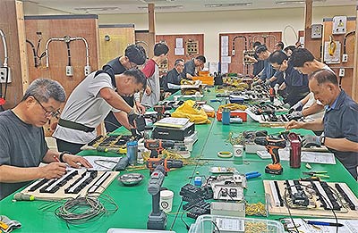 폴리텍대 항공캠퍼스 전기설비제어 교육에 참가한 중장년들이 전기회로 구성 실습을 하고 있다