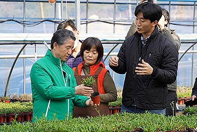 사진3남성현산림청장왼쪽첫번째금산군청년임업인 야생화 생산 판매 현장 방문