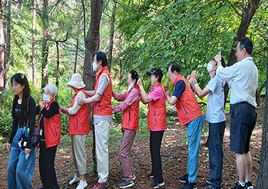 몸풀기 체조하는 어르신