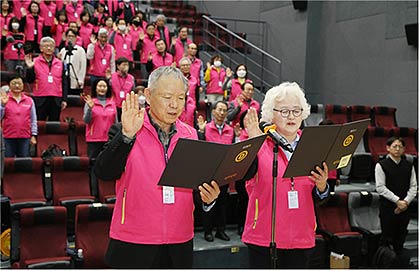 2024 어디나지원단 발대식에서 강사 2명이 대표로 책임감 있는 강의를 약속하는 선서를 하고 있다