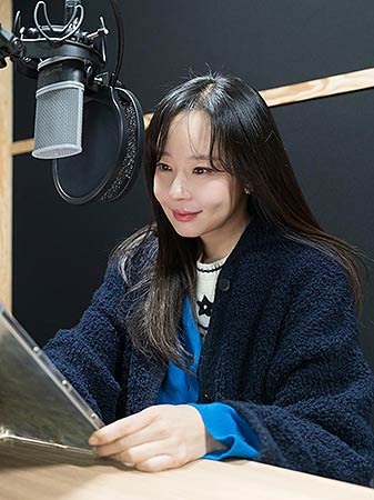  스마트폰으로 듣고 보는 창덕궁 후원 해설 서비스 녹음하는 소유진 배우 