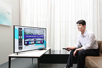삼성전자 모델이 삼성스토어 대치점에서 시각청각 장애인용 TV 보급사업 공급 모델인 40형 풀HD 스마트 TV를 소개하고 있다