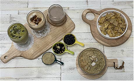 두유로 만든 음료와 두부칩 검정콩 빙수