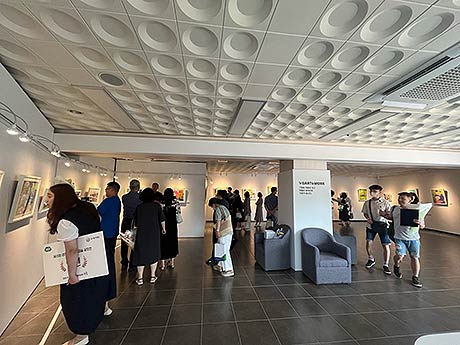 수상자들이 시상작을 관람하고 있다