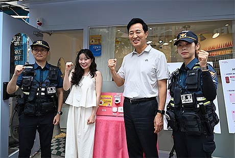 오세훈 서울시장이 13일화 오전 서울 중구의 한 네일아트 업체를 찾아 안심경광등 작동 경찰출동 등의 과정을 살핀 후 관계자들과 기념촬영하고 있다사진 왼쪽에서 두번째부터 업체 점주 오세훈 시장