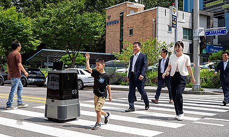 실외이동로봇 시연을 하고 있다2