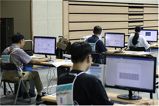 한 글자 한 글자 정확하게 Word Processor직종에 참가한 선수들이 경기에 집중하고 있다