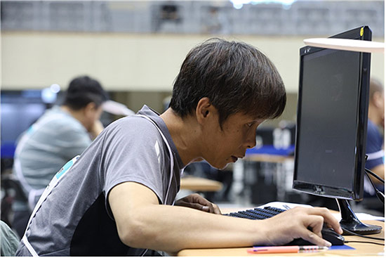 편집한 영상을 살펴보는 선수의 집요함 올해 처음 시범경기에 채택된 영상콘텐츠 제작 직종에 참가한 선수가 편집한 영상을 확인하고 있다
