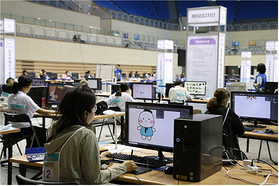 아름다운 세상을 만드는 나의 캐릭터 캐릭터디자인 직종에 참가한 선수들이 캐릭터를 그리고 있다