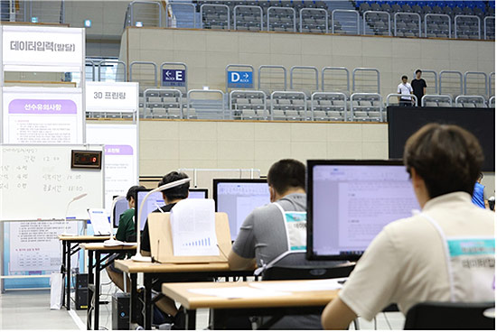 한 글자도 빠짐없이 데이터입력 직종에 출전한 선수가 경기에 열중하고 있다