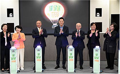 4일수 오후 시청 영상회의실에서 열린 덜 달달 9988 캠페인 선포식에 참석한 오세훈 서울시장이 관계자들과 함께 세리머니를 펼치고 있다 덜 달달 캠페인이 서울시 야간관광 열기구 서울달을 타고 서울 하늘에 뜬 모습을 형상