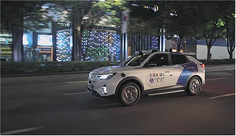 강남 심야 자율주행택시 차량 사진