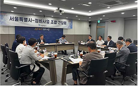 유창수 서울시 행정2부시장이 30일월 오후3시 서울시청 6층 영상회의실에서 열린 서울시정비사업 조합 간담회에서 참석자들과 인사를 나누고 인사말을 하고 있다