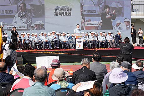 김영록 전라남도지사가 16일 나주종합스포츠파크 종합운동장에서 열린 제13회 전국지체장애인체육대회에서 인사말을 하고 있다