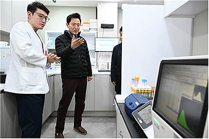 오세훈 서울시장이 24일일 21시 양천구 신정동에 위치한 서울형 긴급치료센터UCC를 방문해 진료 현황과 시설을 확인하고 있다