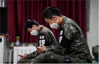 현역 병사 304명을 대상으로 진행된 국방일보 11월 병영차트 설문결과 병사들이 직접 뽑은 군 생활의 위로가 된 최고의 발라드 명곡 1위는 이적의 걱정말아요 그대로 조사됐다 사진은 일과 후 이어폰을 착용하고 휴대전화를 사용 중인 병사들의 모습 국방일보 제공