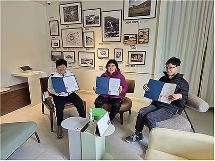 2024년 4분기 한양도성 완주인증서 수령한 3명왼쪽부터 양 서 이 씨