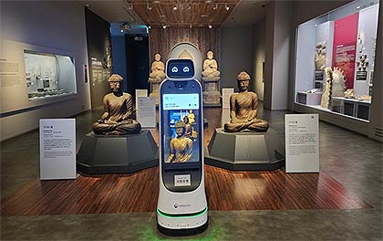 원격접속 문화해설 로봇 현장 조정 모습