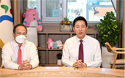 오세훈 서울시장이 호흡기 질환 유행에 대비해 시민에게 마스크 착용을 당부하고 있다