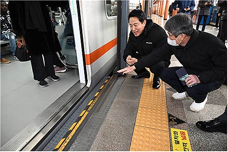 오세훈 서울시장이 30일목 오전 옥수역을 방문해 자동안전발판 등 안전시설을 점검하고 있다