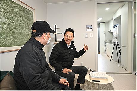 오세훈 서울시장이 10일월 노후 공공임대 품질개선 첫 단지인 홍제 유원하나 아파트의 재입주 주민과 대화하고 있다