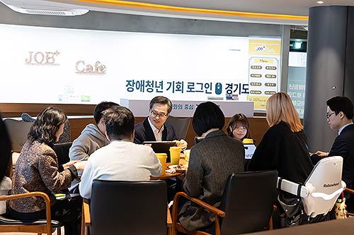 강남대학교에서 열린 장애청년 기회 로그IN행사에서 김동연 경기도지사와 강남대 아이큐브 동아리 학생들이 오찬 간담회를 하고 있다