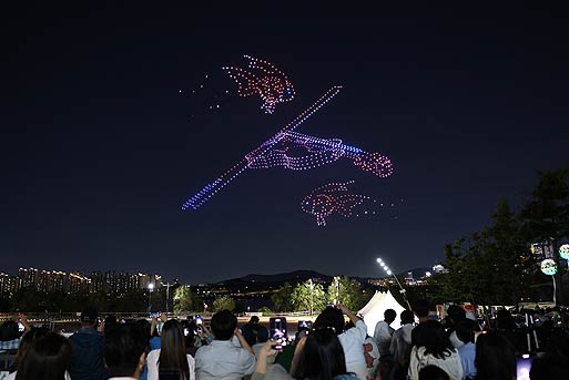 2024년 한강 불빛 공연 현장 사진주제  마법 연주회