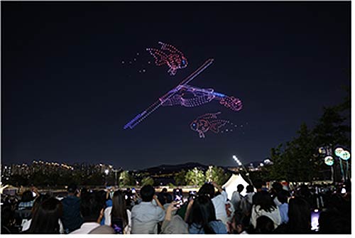 2024년 한강 불빛 공연 현장 사진 주제  마법 연주회
