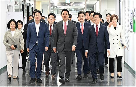 오세훈 서울시장이 19일월 서울시청에서 열린 약자와 동행하는 서울 토론회에 개혁신당 이준석 대선 후보왼쪽에서 첫 번째 국민의힘 김문수 대선 후보왼쪽에서 세 번째와 입장하고 있다