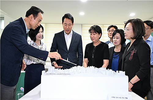 오세훈 서울시장이 12일화 용산꿈나무종합타운용산구 효창동에서 열린 정비사업 아카데미에서 서계동 일대 사업 추진계획 브리핑을 청취하고 있다